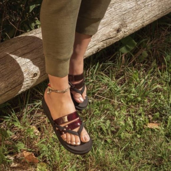 Muk Luks Shoes - MUK LUKS Finley Wedge size 7 (Burgundy)